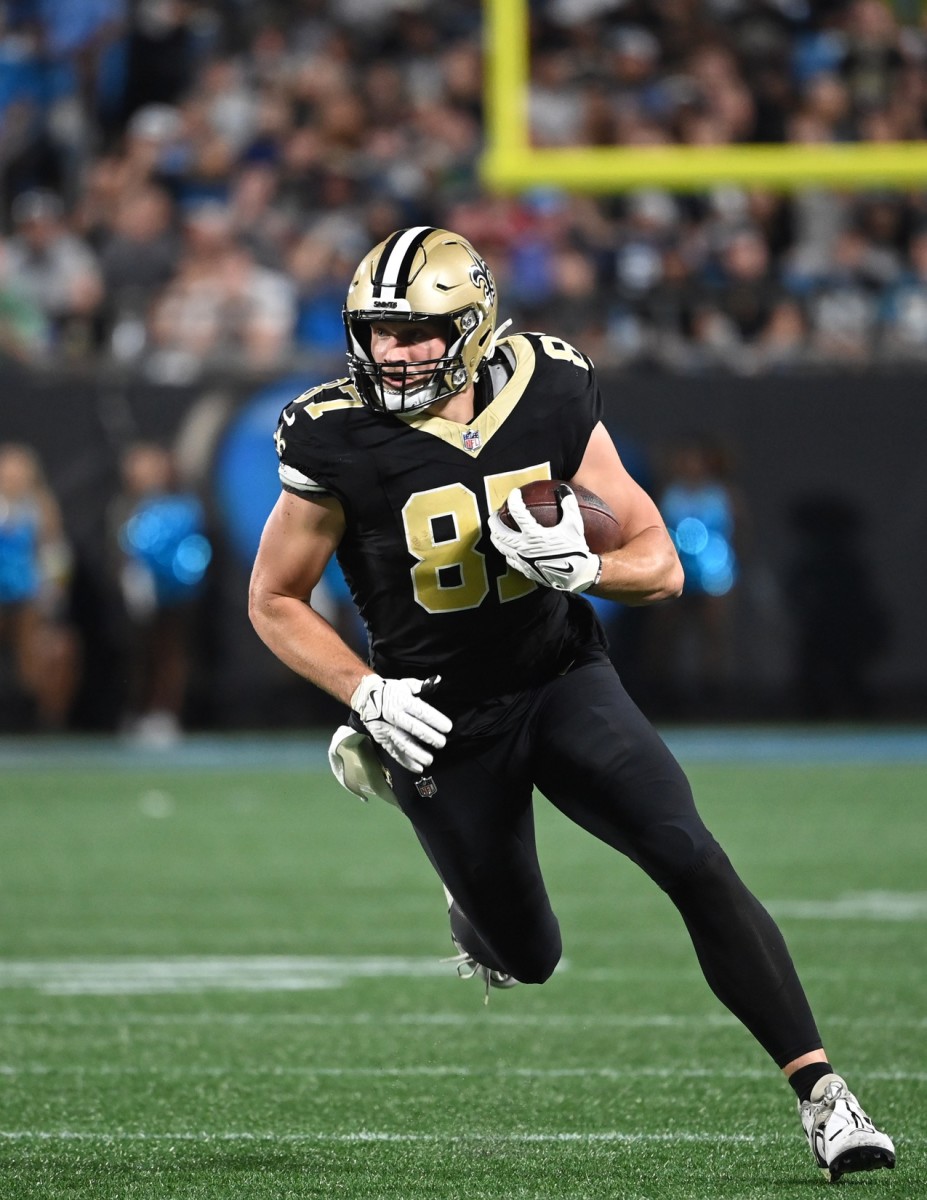 New Orleans Saints tight end Foster Moreau (87) makes a catch against the Carolina Panthers. Mandatory Credit: Bob Donnan-USA TODAY Sports